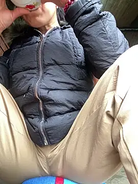 Huong-Ly online show from 12/17/25, 02:39