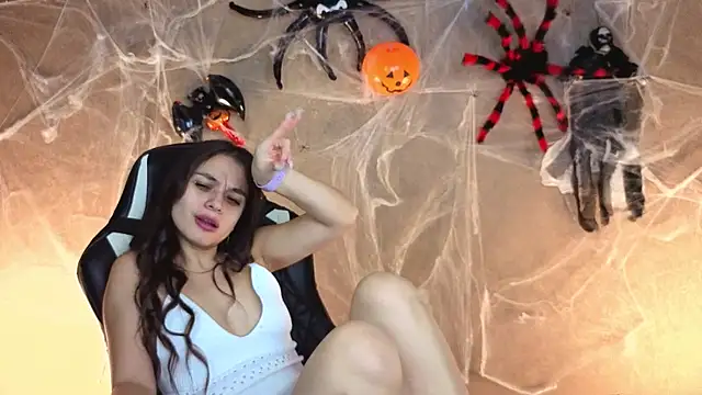 Leila Hefner online show from 11/05/25, 02:55