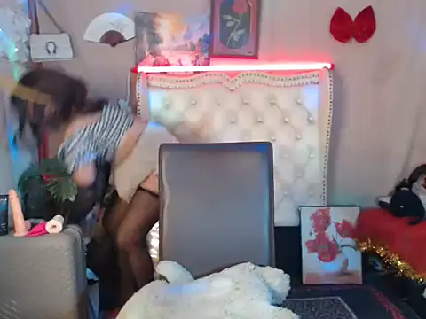 Snapshot of miss_laila_ chatting on 09/13/25, 10:37 miss laila online show from 09/13/25, 10:37