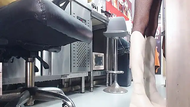 Eileen-L online show from 10/08/25, 02:20