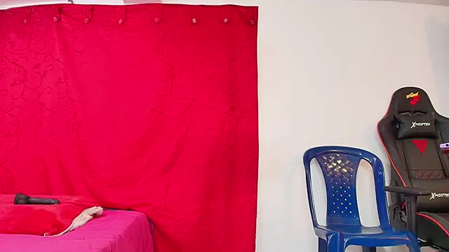 Snapshot of dominant_hipss chatting on 10/15/25, 03:45 dominant hipss online show from 10/15/25, 03:45