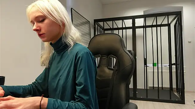 Laura Chaplin online show from 09/27/25, 05:45