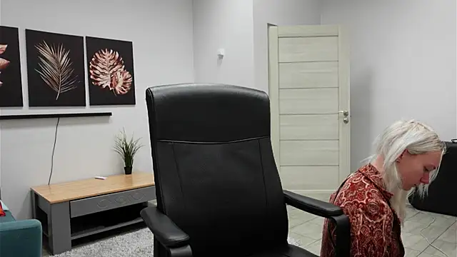 Laura Chaplin online show from 11/06/25, 05:36