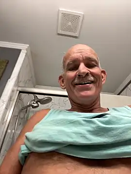 Snapshot of RightSized62 chatting on 10/19/25, 06:19 RightSized62 online show from 10/19/25, 06:19