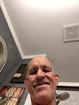 Snapshot of RightSized62 chatting on 11/06/25, 02:18 RightSized62 online show from 11/06/25, 02:18