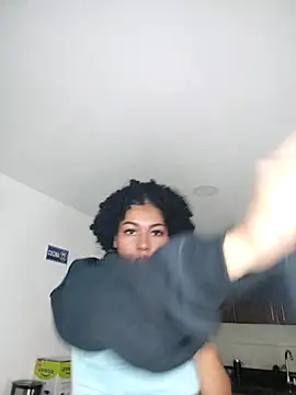 Snapshot of delaylacruz chatting on 10/12/25, 12:04 delaylacruz online show from 10/12/25, 12:04