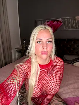 Snapshot of CoraDiamond chatting on 12/04/25, 07:17 CoraDiamond online show from 12/04/25, 07:17