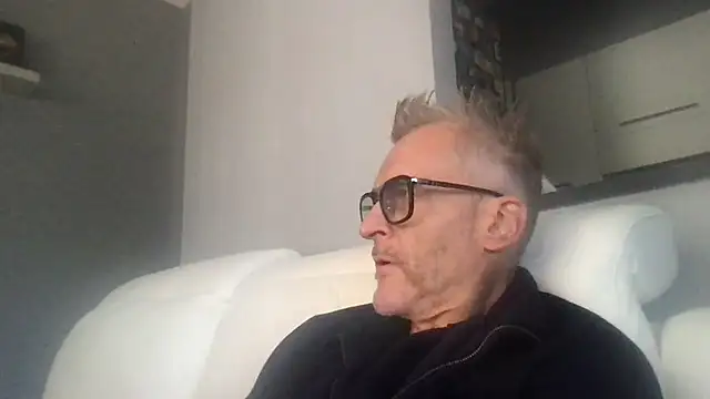 Axl hot online show from 09/28/25, 12:54