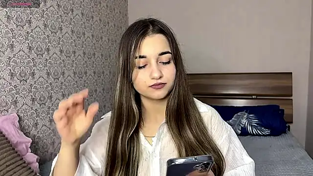 Snapshot of MaydaFarran chatting on 10/15/25, 08:20 MaydaFarran online show from 10/15/25, 08:20