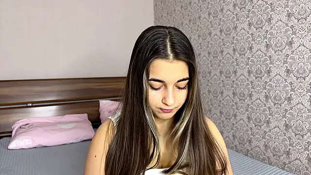 Snapshot of MaydaFarran chatting on 10/28/25, 08:18 MaydaFarran online show from 10/28/25, 08:18