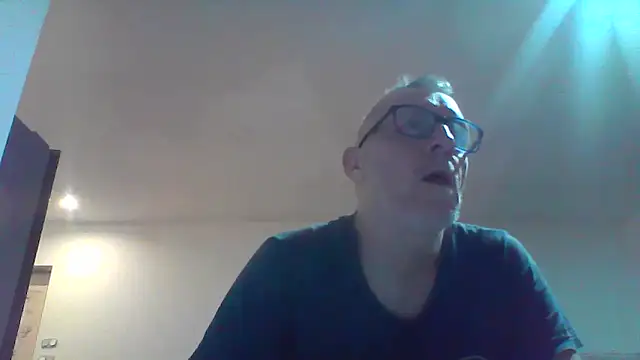 Snapshot of davv28 chatting on 10/17/25, 01:31 davv28 online show from 10/17/25, 01:31