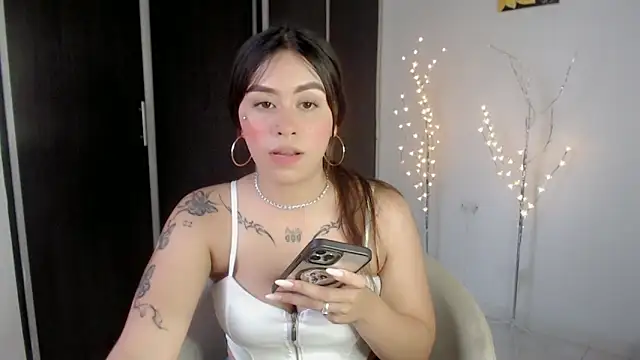 Snapshot of Darlyn_big chatting on 11/19/25, 09:15 Darlyn big online show from 11/19/25, 09:15