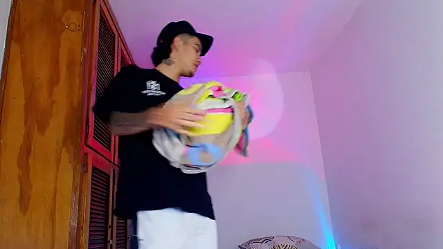 Snapshot of AliasJD chatting on 10/22/25, 12:22 AliasJD online show from 10/22/25, 12:22