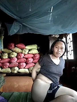 Snapshot of PhamPm70 chatting on 11/13/25, 08:24 PhamPm70 online show from 11/13/25, 08:24