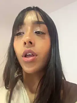 Snapshot of Aleja_ruizz chatting on 09/21/25, 07:32 Aleja ruizz online show from 09/21/25, 07:32