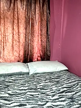 Snapshot of BrownRoxxane6 chatting on 10/29/25, 11:01 BrownRoxxane6 online show from 10/29/25, 11:01