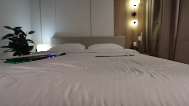 Snapshot of Noctivelle chatting on 12/13/25, 07:53 Noctivelle online show from 12/13/25, 07:53