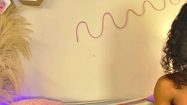 Snapshot of tatixxxvega chatting on 10/28/25, 01:25 tatixxxvega online show from 10/28/25, 01:25