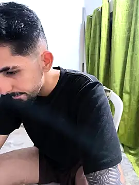 Snapshot of giannis090 chatting on 09/30/25, 04:17 giannis090 online show from 09/30/25, 04:17