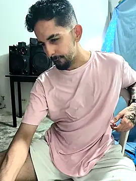 Snapshot of giannis090 chatting on 10/02/25, 04:36 giannis090 online show from 10/02/25, 04:36