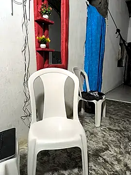 Snapshot of giannis090 chatting on 10/04/25, 05:27 giannis090 online show from 10/04/25, 05:27