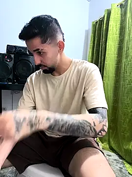 Snapshot of giannis090 chatting on 10/12/25, 08:02 giannis090 online show from 10/12/25, 08:02