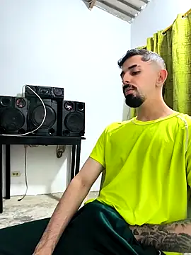 Snapshot of giannis090 chatting on 10/19/25, 12:33 giannis090 online show from 10/19/25, 12:33