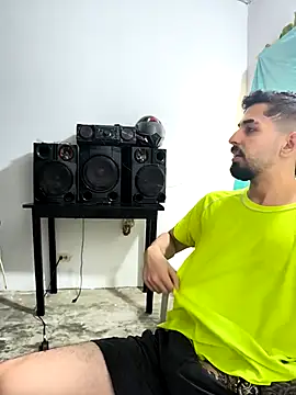 Snapshot of giannis090 chatting on 10/22/25, 07:35 giannis090 online show from 10/22/25, 07:35