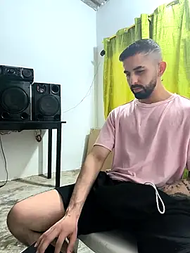 Snapshot of giannis090 chatting on 11/28/25, 08:33 giannis090 online show from 11/28/25, 08:33