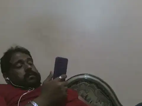 Snapshot of elpoop7305 chatting on 10/25/25, 12:18 elpoop7305 online show from 10/25/25, 12:18