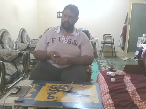 Snapshot of elpoop7305 chatting on 10/29/25, 10:17 elpoop7305 online show from 10/29/25, 10:17