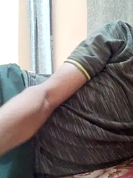 Snapshot of INTERNATIONAL0001 chatting on 10/24/25, 02:02 INTERNATIONAL0001 online show from 10/24/25, 02:02