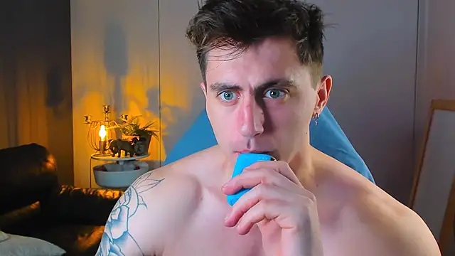 Snapshot of Oscar_Miller_ chatting on 10/22/25, 08:52 Oscar Miller online show from 10/22/25, 08:52