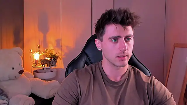 Snapshot of Oscar_Miller_ chatting on 10/24/25, 09:22 Oscar Miller online show from 10/24/25, 09:22