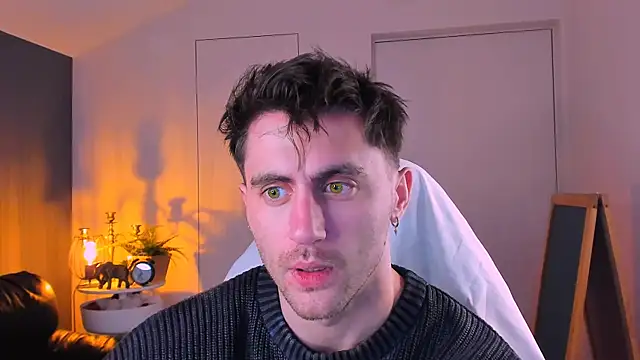 Snapshot of Oscar_Miller_ chatting on 11/16/25, 09:42 Oscar Miller online show from 11/16/25, 09:42