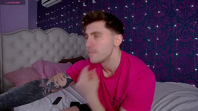 Snapshot of Oscar_Miller_ chatting on 11/21/25, 09:02 Oscar Miller online show from 11/21/25, 09:02