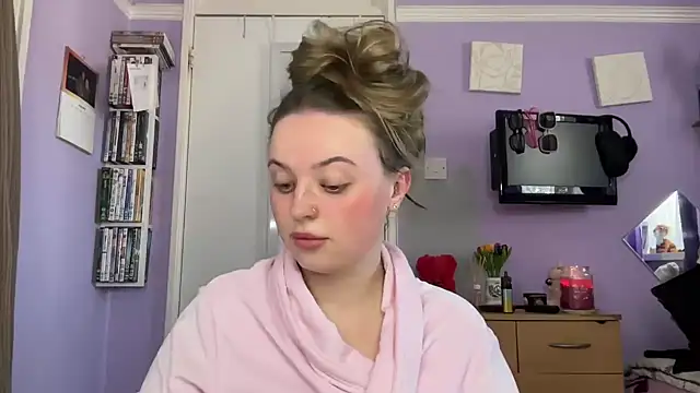 Snapshot of SexySashaxox chatting on 10/25/25, 02:02 SexySashaxox online show from 10/25/25, 02:02