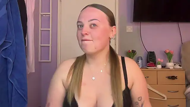 Snapshot of SexySashaxox chatting on 04/06/26, 07:59 SexySashaxox online show from 04/06/26, 07:59