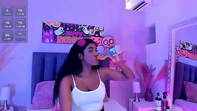 Snapshot of KendraChavez_ chatting on 10/23/25, 10:52 KendraChavez online show from 10/23/25, 10:52