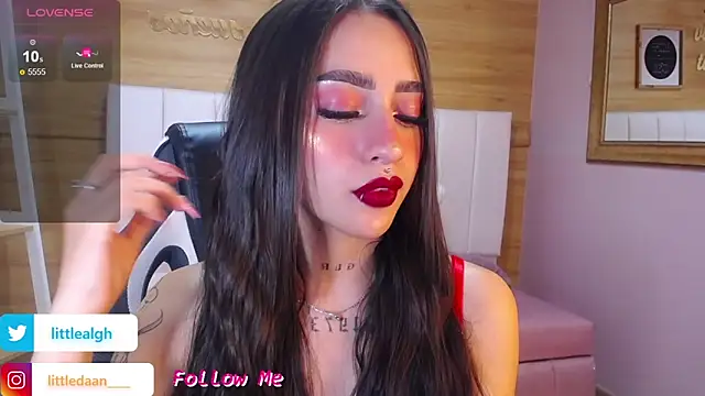 Snapshot of Abril_Velvet_a_ chatting on 10/03/25, 01:08 Abril Velvet a online show from 10/03/25, 01:08