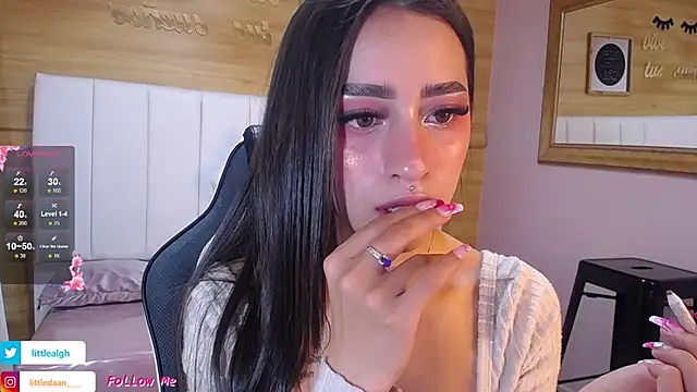 Snapshot of Abril_Velvet_a_ chatting on 10/08/25, 12:58 Abril Velvet a online show from 10/08/25, 12:58