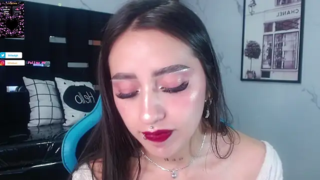 Snapshot of Abril_Velvet_a_ chatting on 10/17/25, 01:20 Abril Velvet a online show from 10/17/25, 01:20