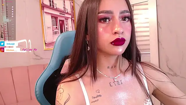 Snapshot of Abril_Velvet_a_ chatting on 10/17/25, 01:35 Abril Velvet a online show from 10/17/25, 01:35