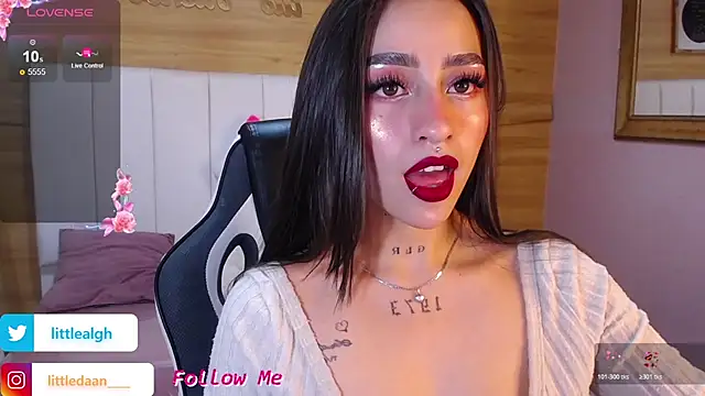 Snapshot of Abril_Velvet_a_ chatting on 10/22/25, 07:46 Abril Velvet a online show from 10/22/25, 07:46