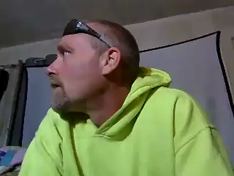 Snapshot of Eat_it_from_the_back chatting on 10/02/25, 02:18 Eat it from the back online show from 10/02/25, 02:18