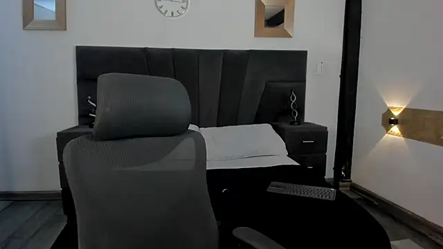 AsiaAndZoe online show from 09/13/25, 12:43
