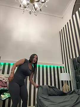 ReinaChloe online show from 06/10/26, 03:50