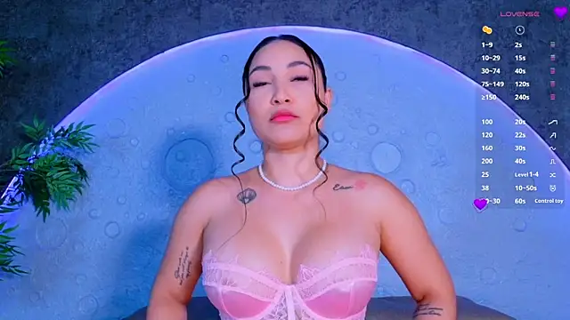 ReinaChloe online show from 06/18/26, 04:33