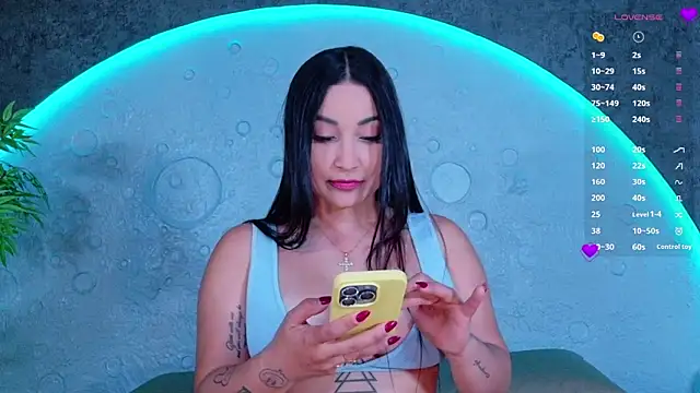 ReinaChloe online show from 06/20/26, 04:21