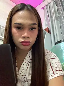 Snapshot of Essie_08 chatting on 12/17/25, 03:51 Essie 08 online show from 12/17/25, 03:51